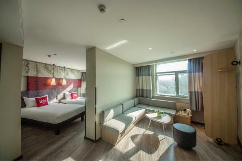 Ibis Urumqi Weixing Square Hotel