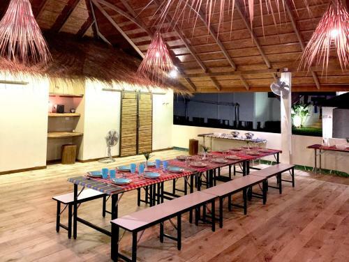 Baan Bai Mai, 2 Villas, 8 Bedrooms For 16 Guests