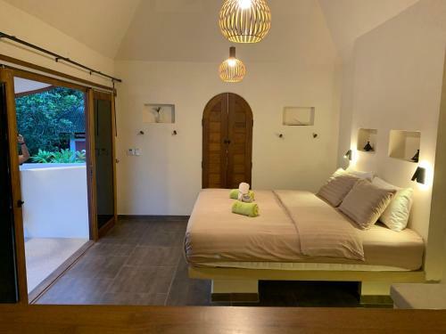 Baan Bai Mai, 2 Villas, 8 Bedrooms For 16 Guests