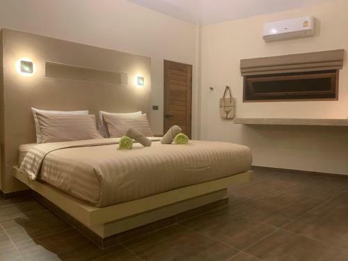 Baan Bai Mai, 2 Villas, 8 Bedrooms For 16 Guests