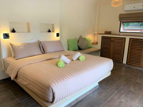 Baan Bai Mai, 2 Villas, 8 Bedrooms For 16 Guests