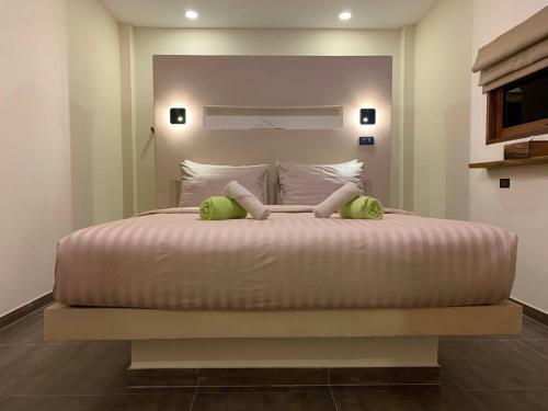 Baan Bai Mai, 2 Villas, 8 Bedrooms For 16 Guests