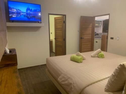 Baan Bai Mai, 2 Villas, 8 Bedrooms For 16 Guests