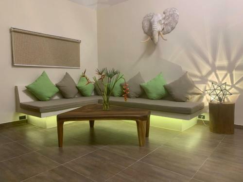 Baan Bai Mai, 2 Villas, 8 Bedrooms For 16 Guests