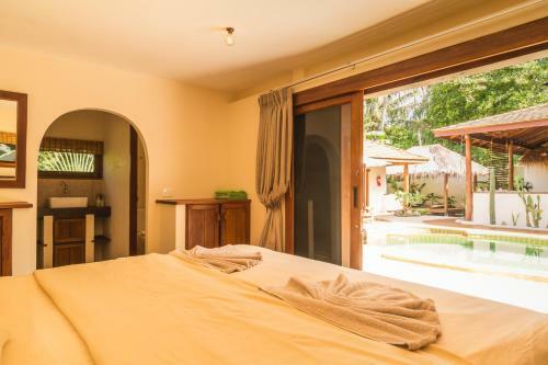 Baan Bai Mai, 2 Villas, 8 Bedrooms For 16 Guests