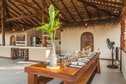 Baan Bai Mai, 2 Villas, 8 Bedrooms For 16 Guests