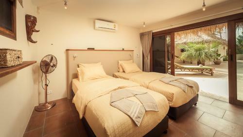 Baan Bai Mai, 2 Villas, 8 Bedrooms For 16 Guests