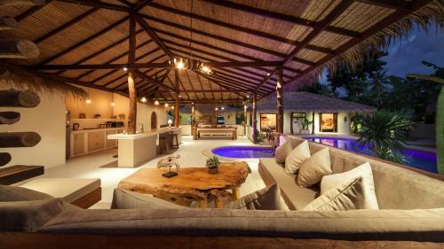 Baan Bai Mai, 2 Villas, 8 Bedrooms For 16 Guests