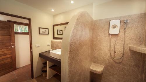Baan Bai Mai, 2 Villas, 8 Bedrooms For 16 Guests
