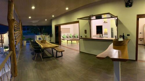 Baan Bai Mai, 2 Villas, 8 Bedrooms For 16 Guests