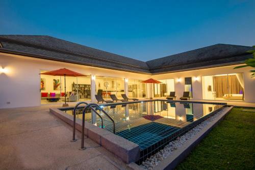 Contemporary 3 Bedrooms Stylish Pool Villa