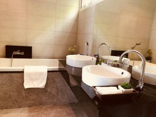 Phuket Mountain View 2br Waterfall Pool Villa In Kamala