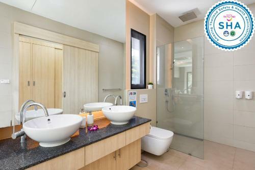 Villa White Pool