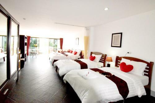 Hotel Deng's Kamala Beach Guesthouse