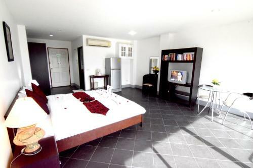 Hotel Deng's Kamala Beach Guesthouse