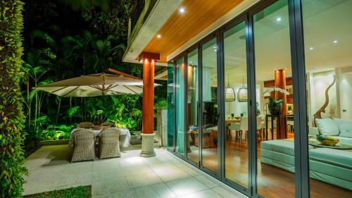 Villa In The Garden, Surin Beach With Private Spa.