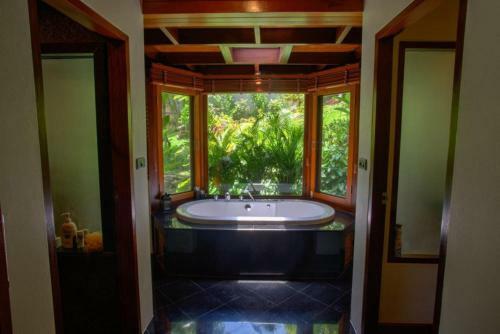 Luxury 5 Bedrooms Villa With Seaview Infinity Pool Overlooking Surin Beach