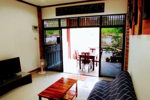 Number Six House For Up To 4 Guests