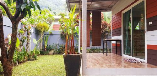 Baan Hinlad Home And Hostel