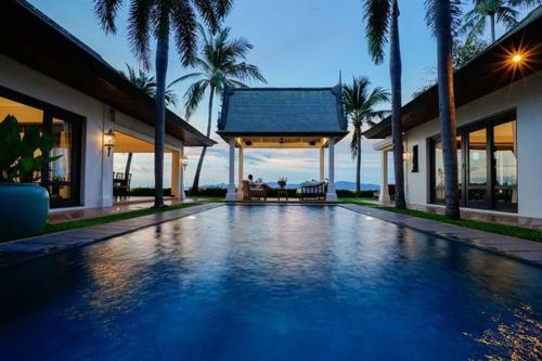 4 Bedroom Beachfront Villa Champion