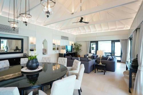 4 Bedroom Beachfront Villa Champion