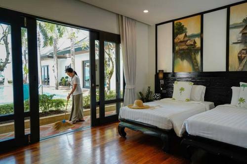 4 Bedroom Beachfront Villa Champion