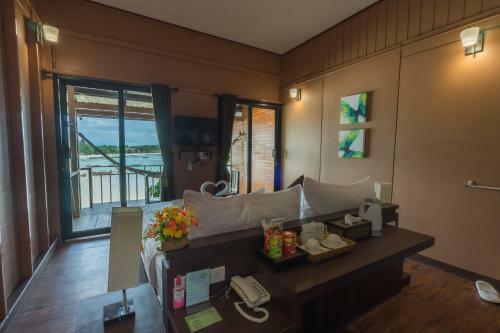 Hotel Chareena Hill Beach Resort