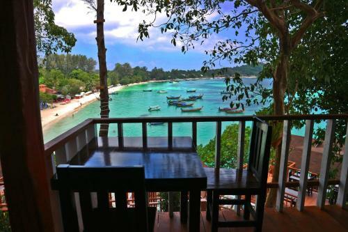 Hotel Chareena Hill Beach Resort
