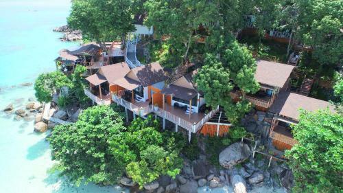 Hotel Chareena Hill Beach Resort