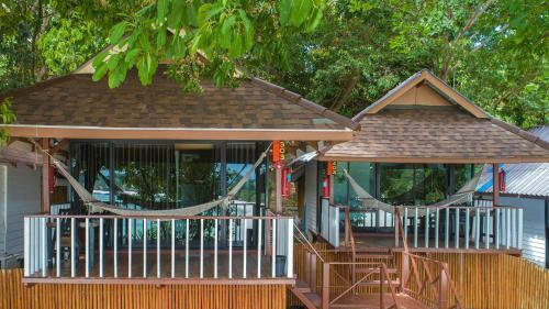 Hotel Chareena Hill Beach Resort