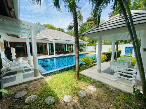 3 Bedroom Villa - Just 3 Minutes Walk To The Beach
