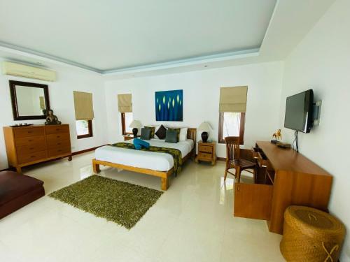 3 Bedroom Villa - Just 3 Minutes Walk To The Beach