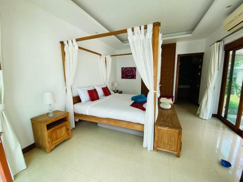 3 Bedroom Villa - Just 3 Minutes Walk To The Beach