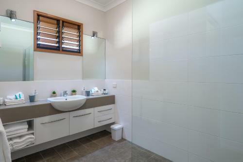 Cedar Family Getaway Villa Elegant, Modern, Sunny