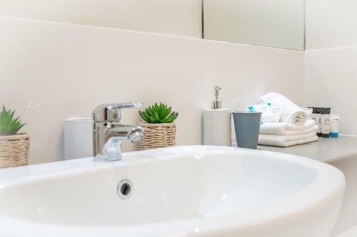 Cedar Family Getaway Villa Elegant, Modern, Sunny