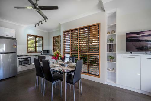 Cedar Family Getaway Villa Elegant, Modern, Sunny