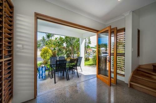 Cedar Family Getaway Villa Elegant, Modern, Sunny
