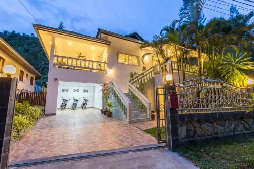 Private Poolvilla Mit Wasserfall
