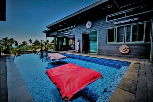 Stunning Villa With Ocean Views And Free Car