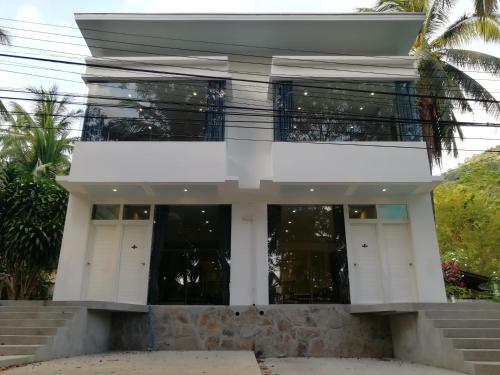 Hostal Jungle White House ?????