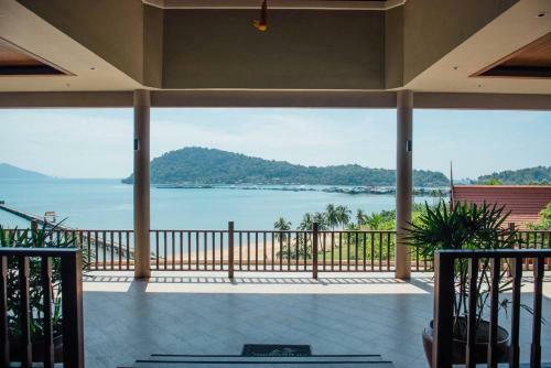 Stunning Seaview Apartment - Infinity Pool
