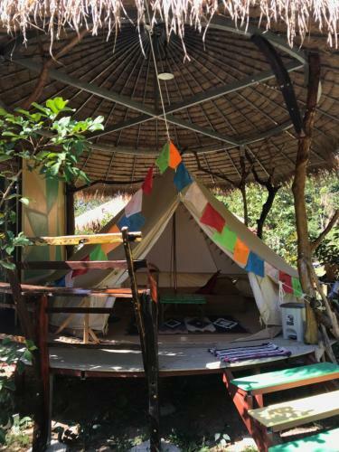 Hippy Hut Glamping Belltent