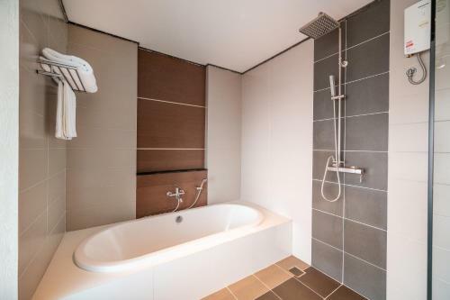 Manhattan Pattaya Hotel - Sha Extra Plus