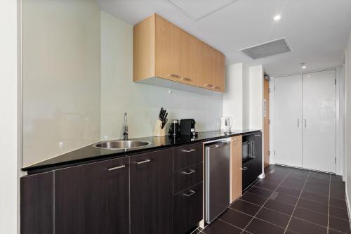 Modern 1-bed Apartment With Golf Course Views