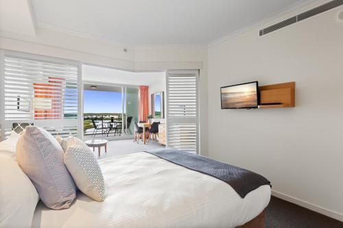 Modern 1-bed Apartment With Golf Course Views