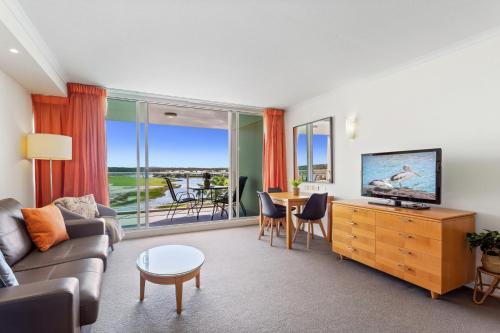 Modern 1-bed Apartment With Golf Course Views