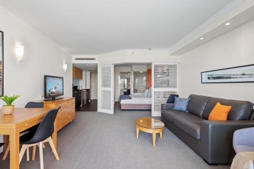 Modern 1-bed Apartment With Golf Course Views