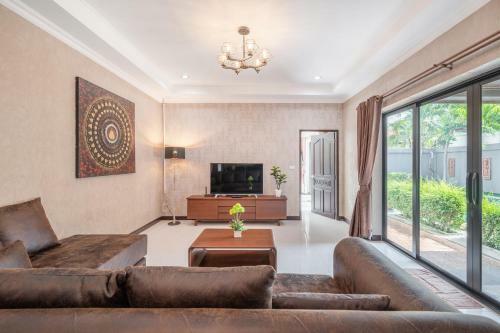 Luxury 3 Bhk Villa 200m From The Beach