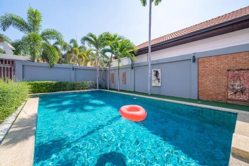 Luxury 3 Bhk Villa 200m From The Beach