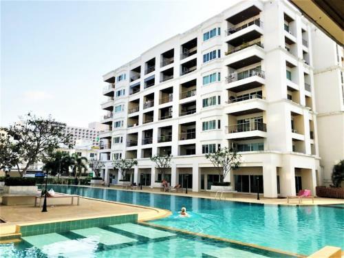 Platinum Suites, Thepprasit Road - Large Top Floor Studio